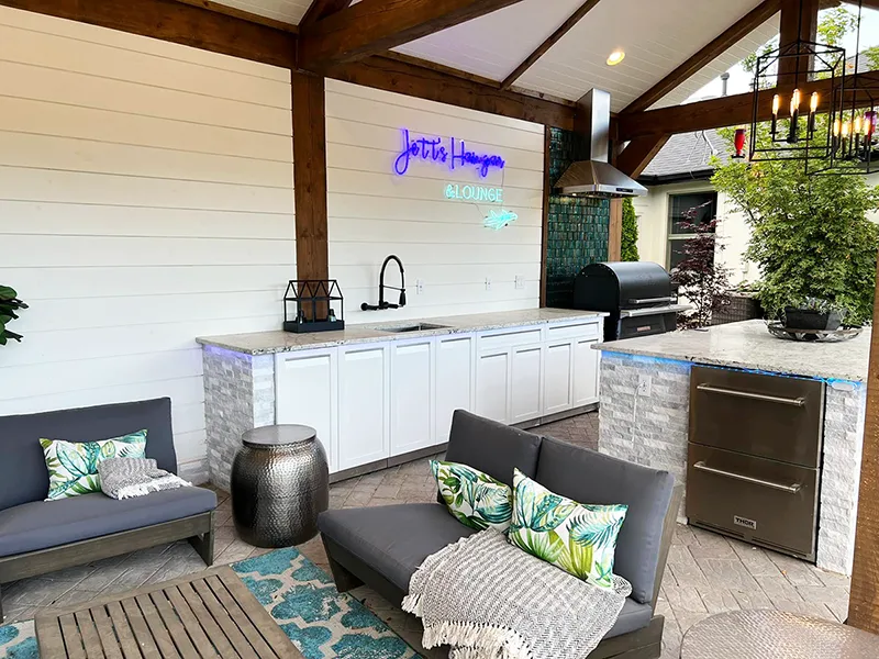 White outdoor kitchen in patio web